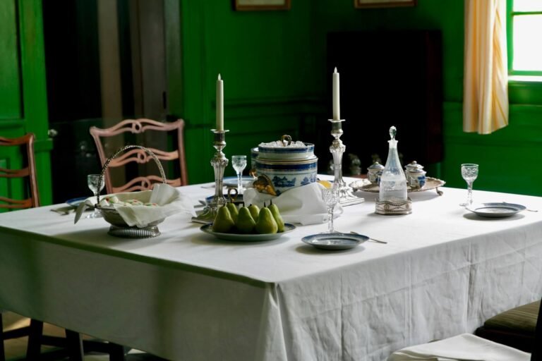Pourquoi la nappe sur mesure est devenue un accessoire indispensable pour les tables familiales